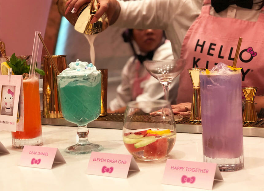 Preparación de cócteles en Hello Kitty Grand Cafe