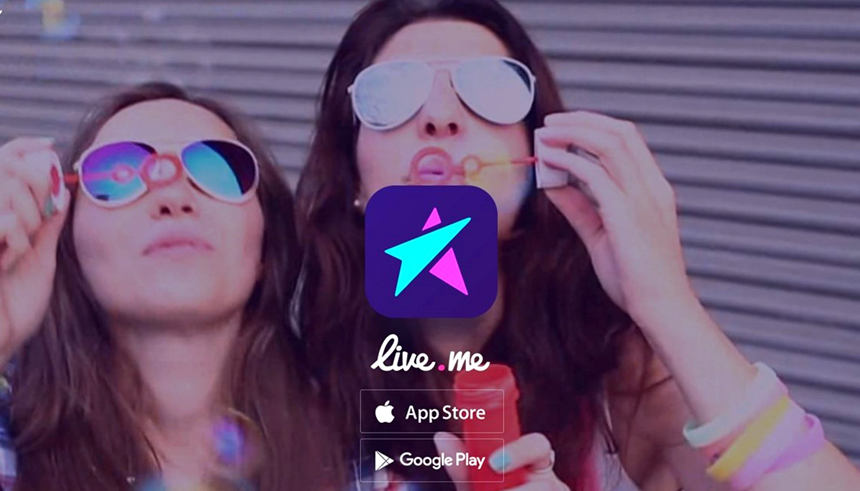 两个女孩在LiveMe上直播