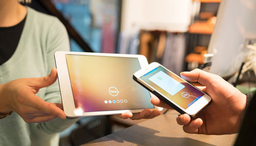 Customer paying by using smart phone 