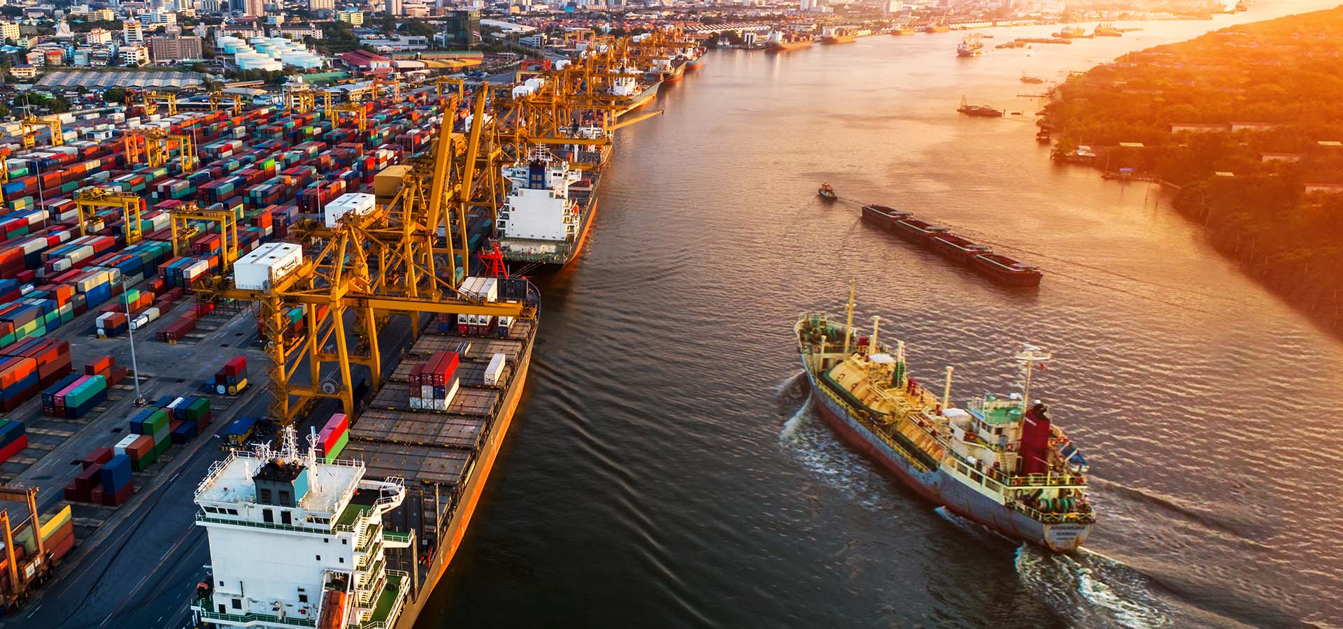 貨船停靠在一個大城市沿岸繁忙的碼頭。