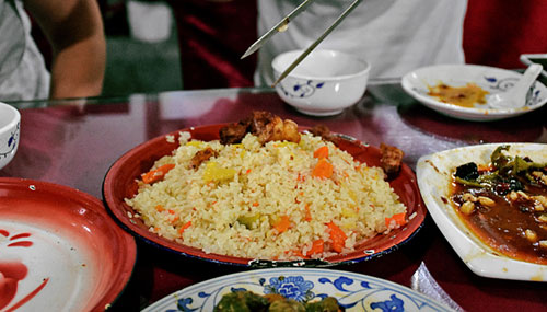 A plate of rice pilaf with lamb on a table