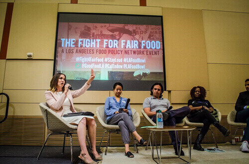 Clare Fox, directora ejecutiva del Consejo de Política de Alimentos de LA dirige el panel The Fight for Fair Food.