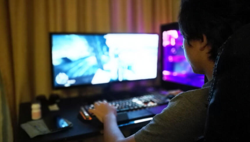 一个男生在电脑上玩游戏