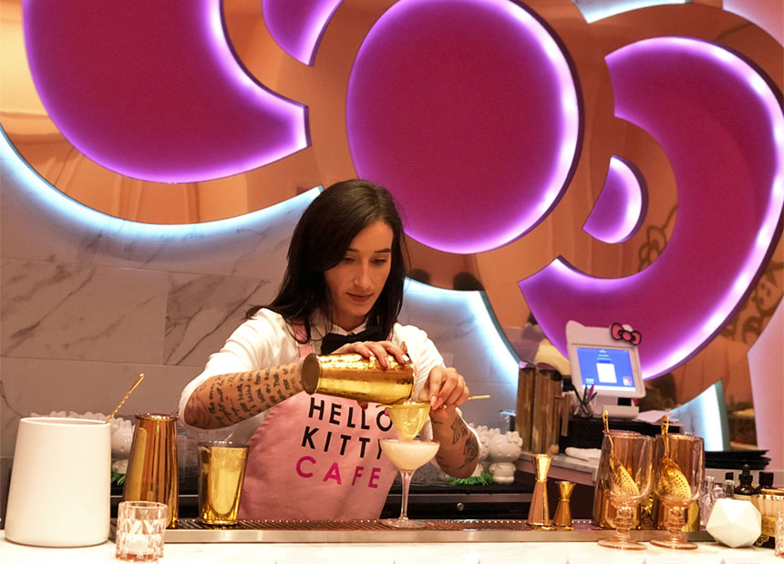 Camarera preparando bebidas en el Bow Room de Hello Kitty Grand Cafe