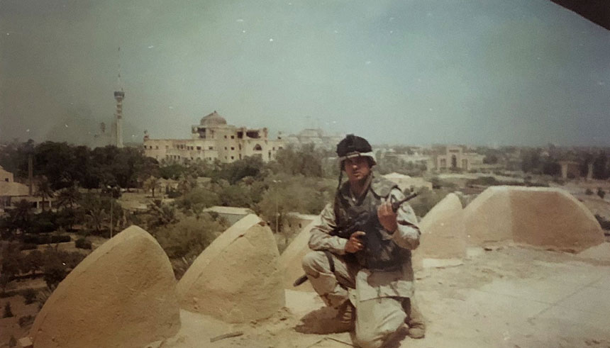 Joshua Gonzalez en un período de servicio en Irak