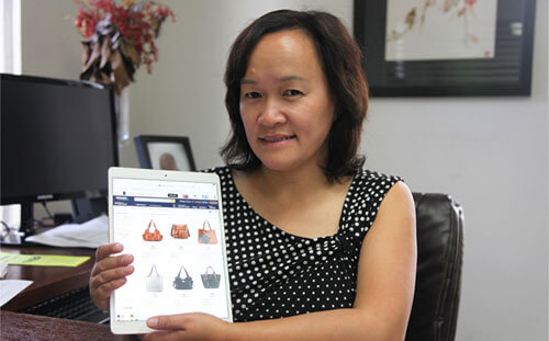 Scarleton公司負責人Emily Wang展示她的電商產品