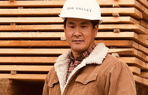 Oak Valley木材公司的最高執行長 Jimmy Lee