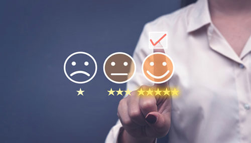 A person choosing a business review rating 