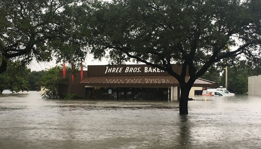 La panadería Three Bros. Bakery quedó inundada bajo 4 pies y medio de agua 