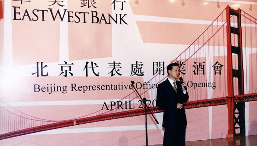 2003年，吳建民在北京代表處開幕典禮上致詞