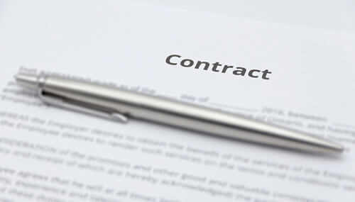 Una pluma en papel de contrato 