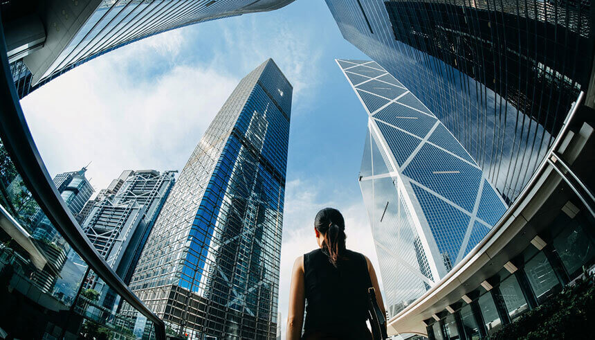 Una mujer de negocios mirando al cielo en el distrito financiero 