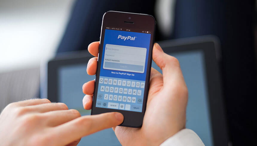 用户在手机上登入PayPal