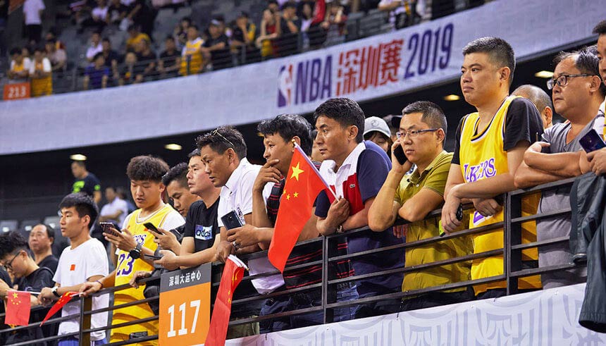 中國的NBA球迷在深圳觀看季前賽。